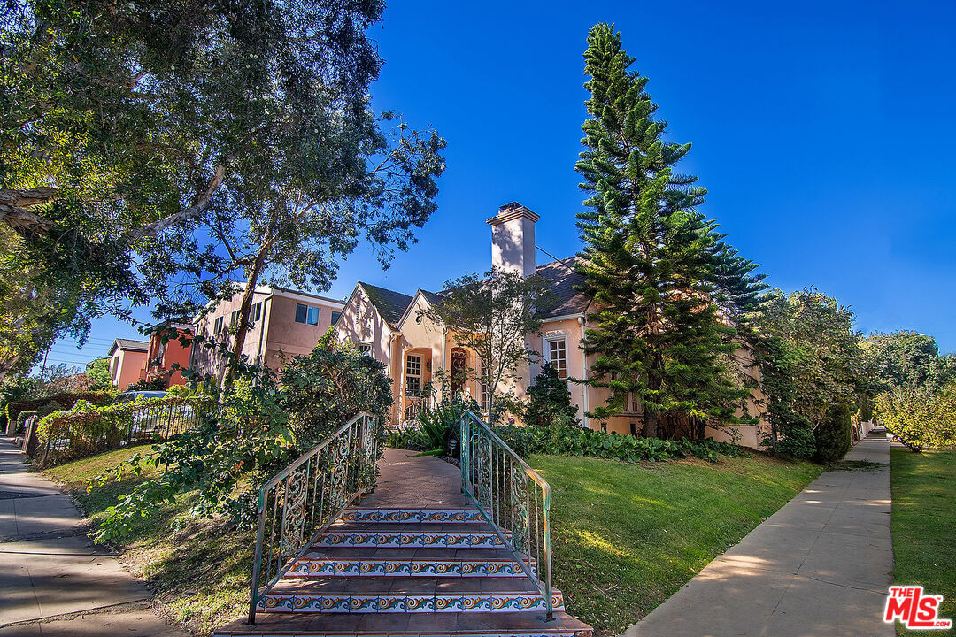1105 S La Peer Dr