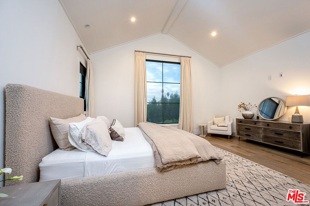 320 N Alta Vista Blvd — photo 63